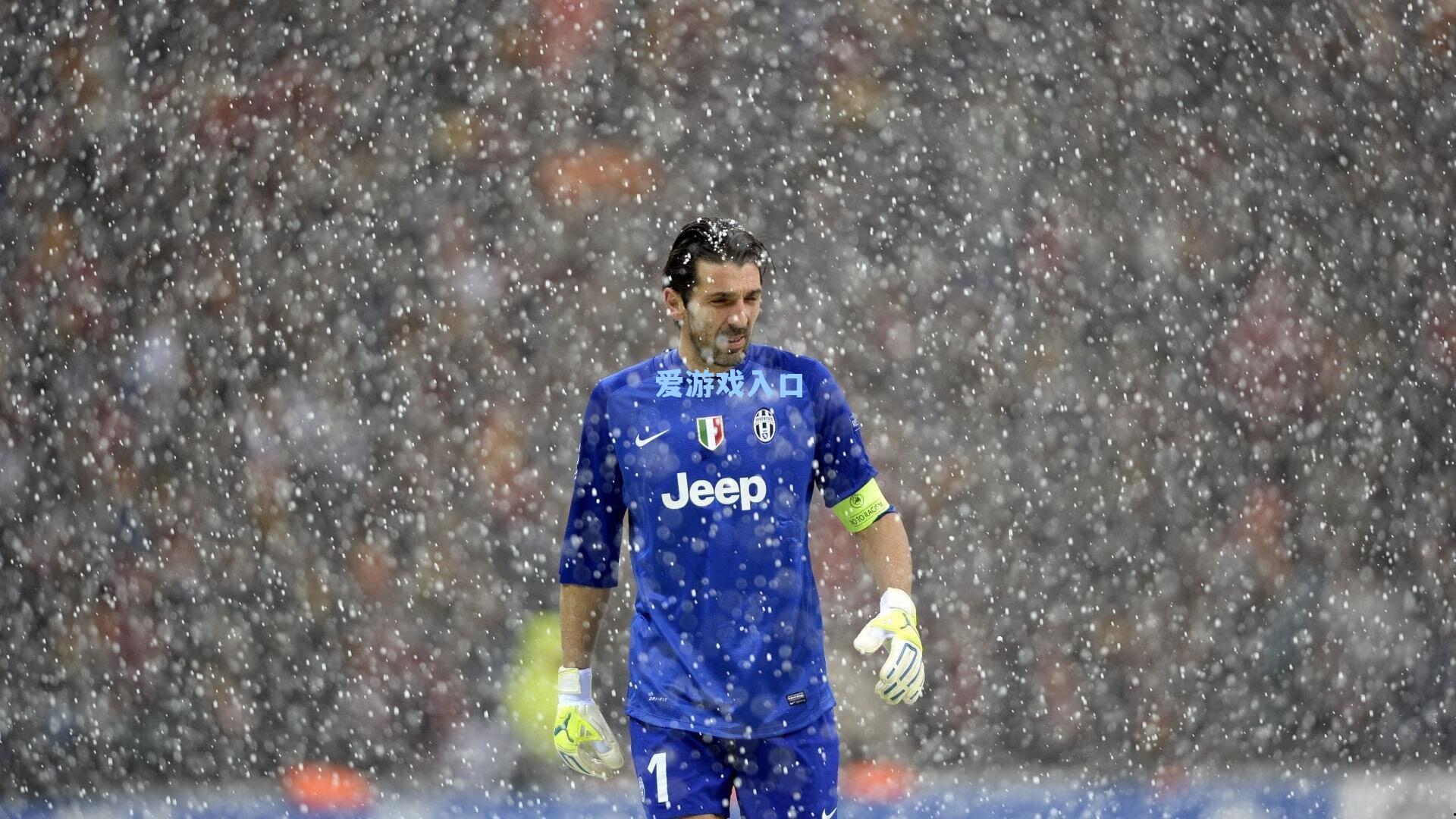 拉什福德航班落地即观赛引热议,球迷推测其专注曼联赛事显忠诚